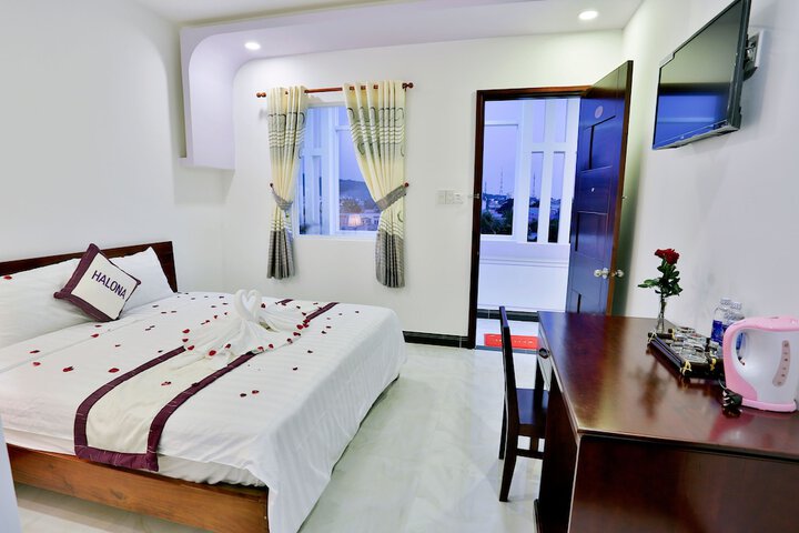 Room 5 of 12