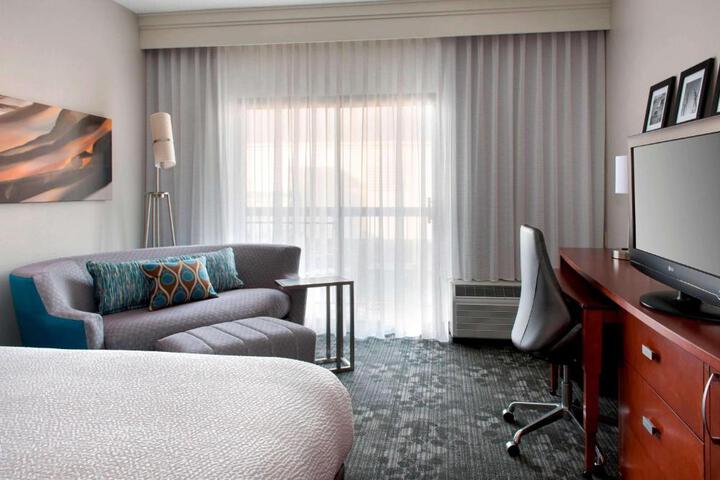 Guestroom King with Sofa Bed (11 of 12)