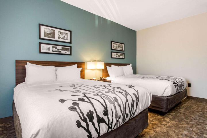 2 Queen Beds (18 of 18)