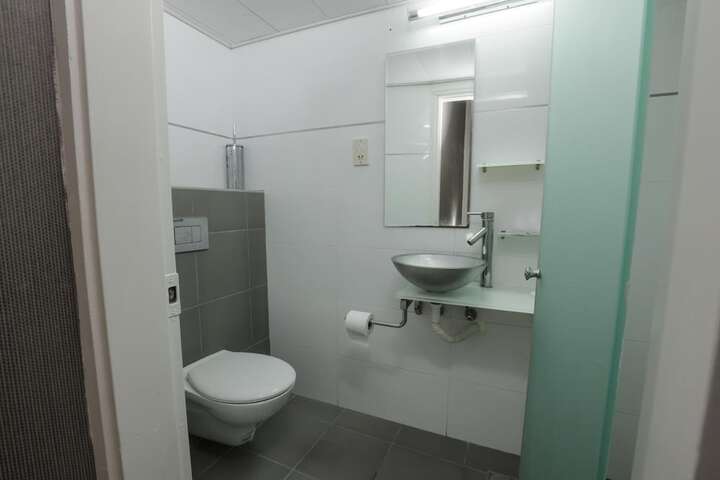 Room 33 of 65