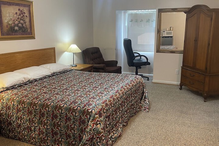 Basic Room 1 King Bed (5 of 6)