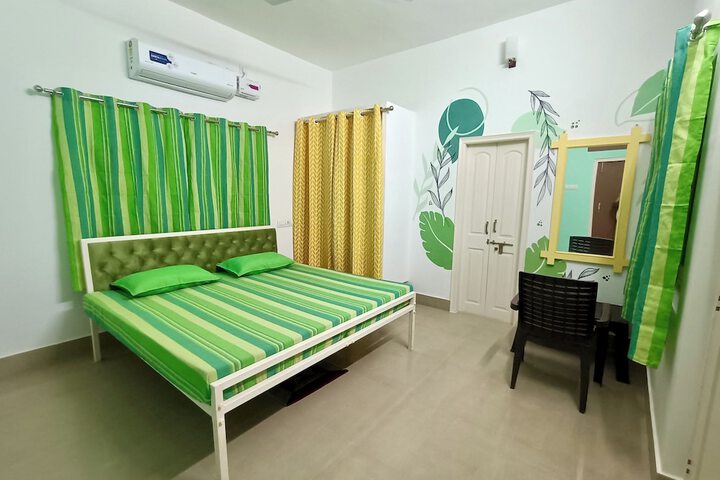 Room 10 of 32