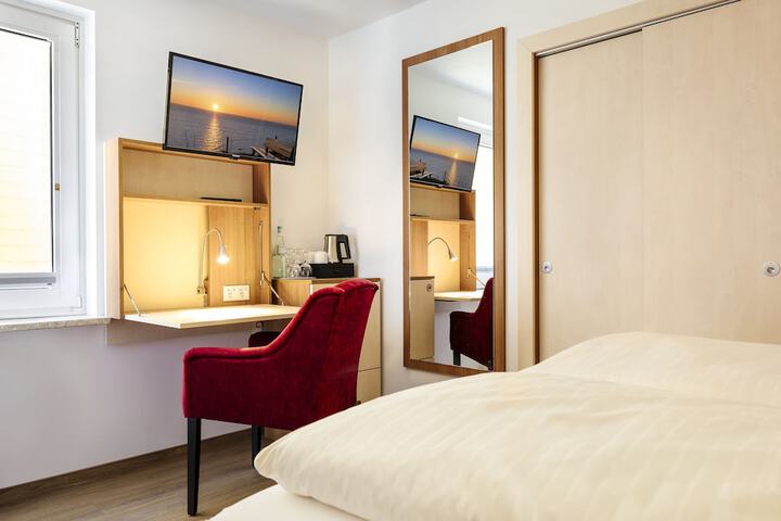 Room 9 of 16