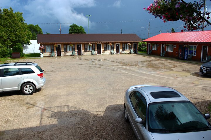 Hotel Exterior 33 of 47