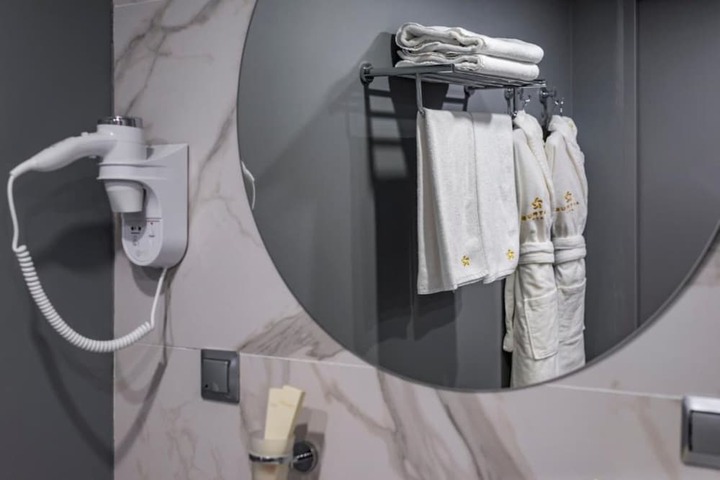Room 28 of 49