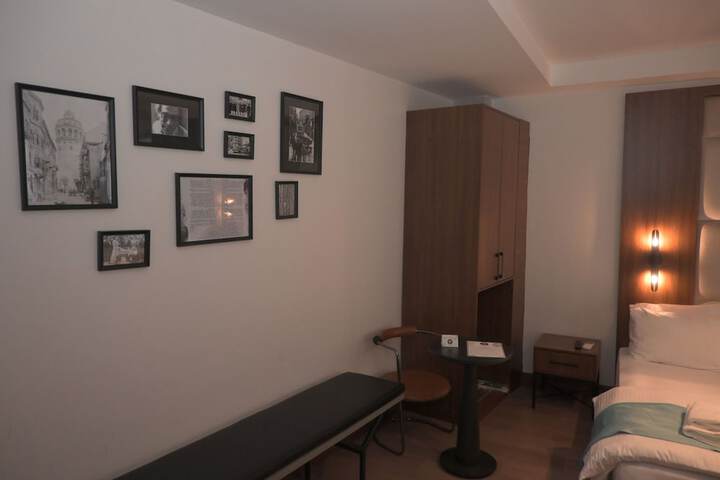 Lounge 28 of 40