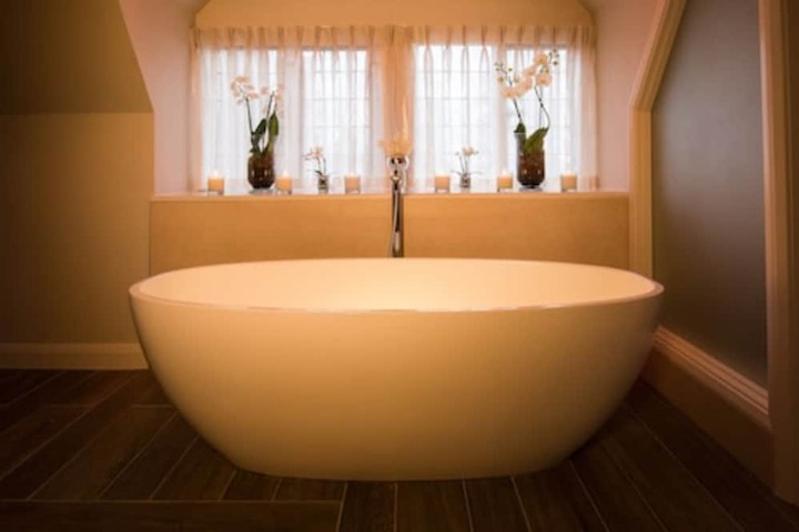 Deep soaking bathtub