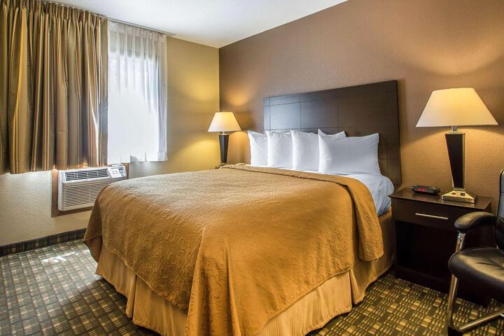 2 Queen Beds (11 of 13)