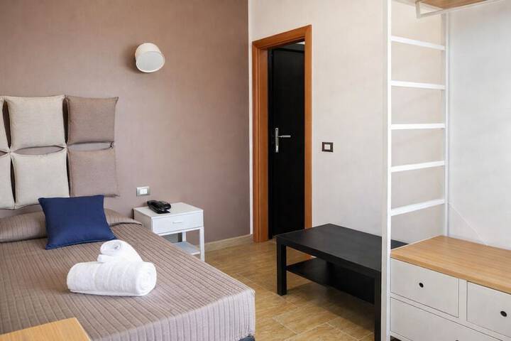 Room 5 of 11