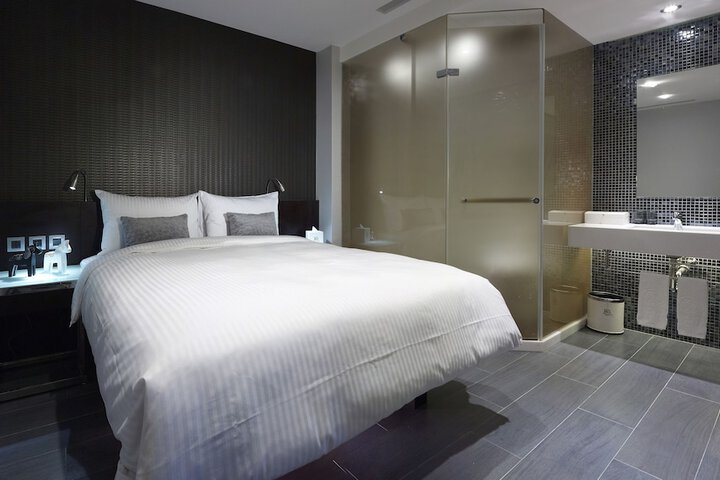 Room 13 of 36