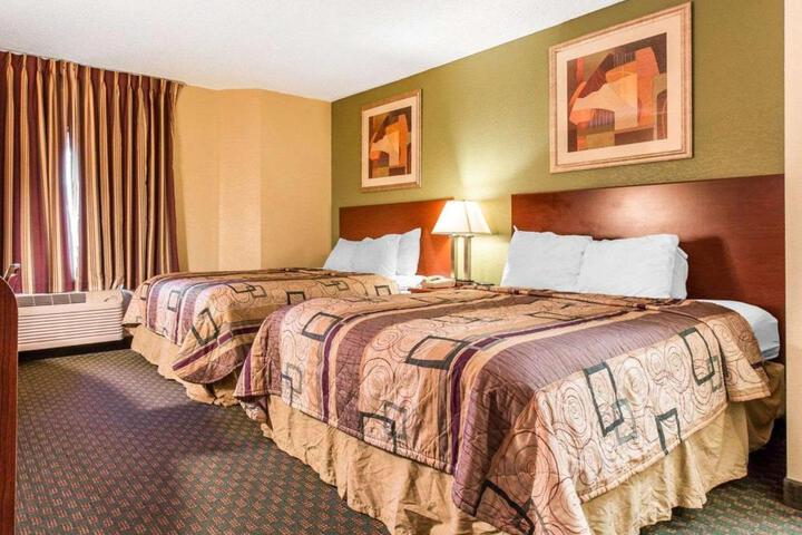 1 Queen Bed Accessible (7 of 12)