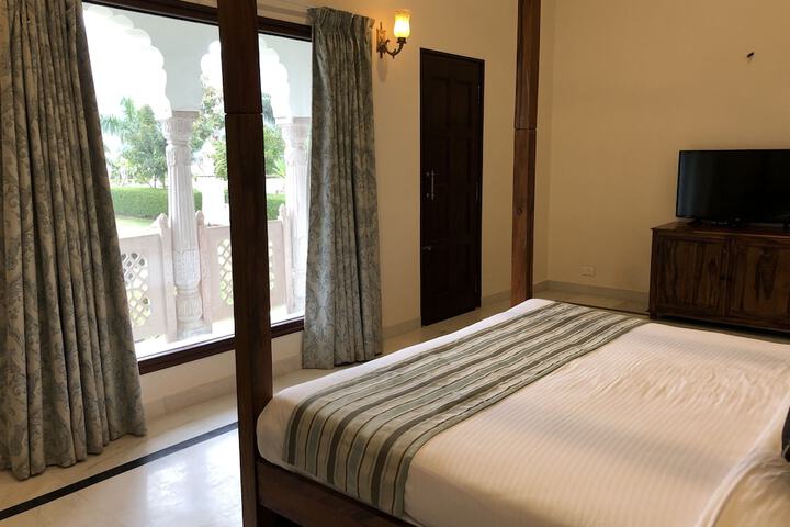 Room 8 of 80