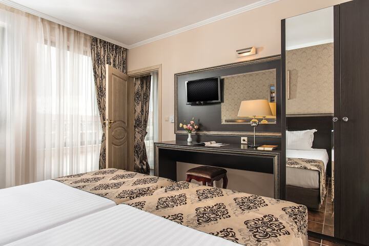 Room 13 of 80