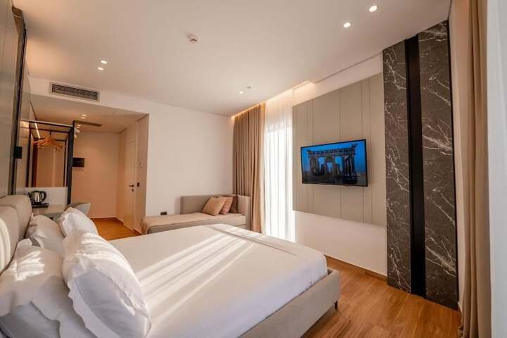 Room 33 of 80