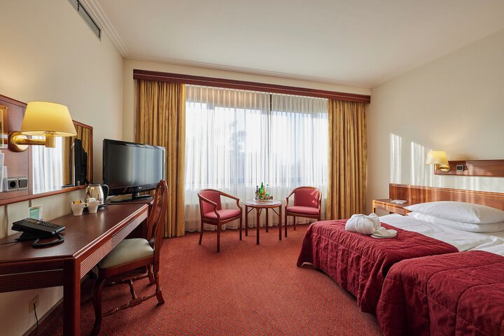 Room 9 of 30