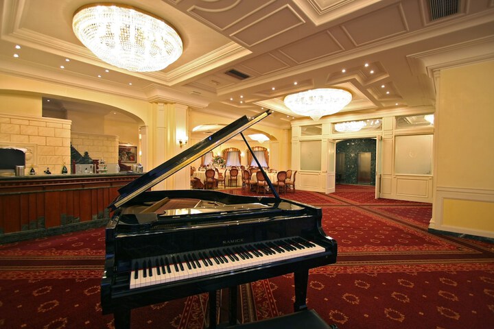 Ballroom/Hall 70 of 94