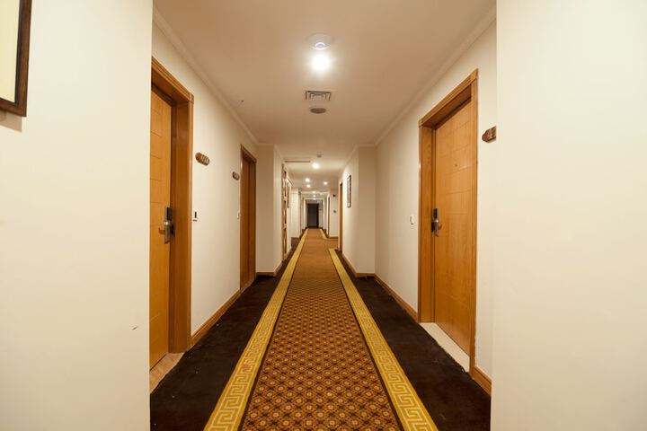 Ballroom/Hall 23 of 24