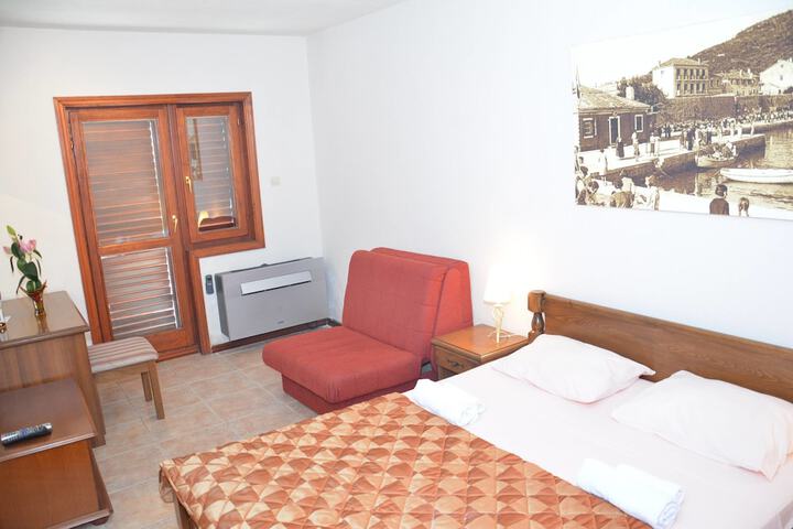 Room 10 of 33