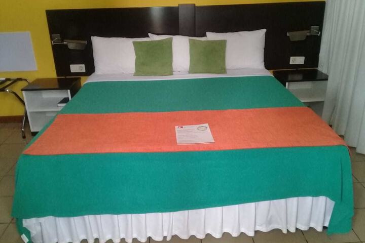 Room 4 of 33