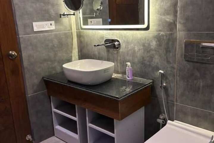 Room 6 of 13