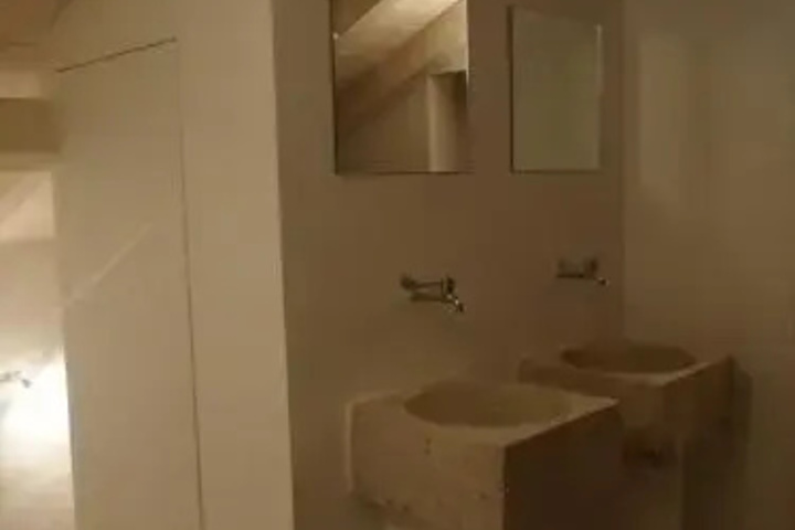 Room 6 of 9