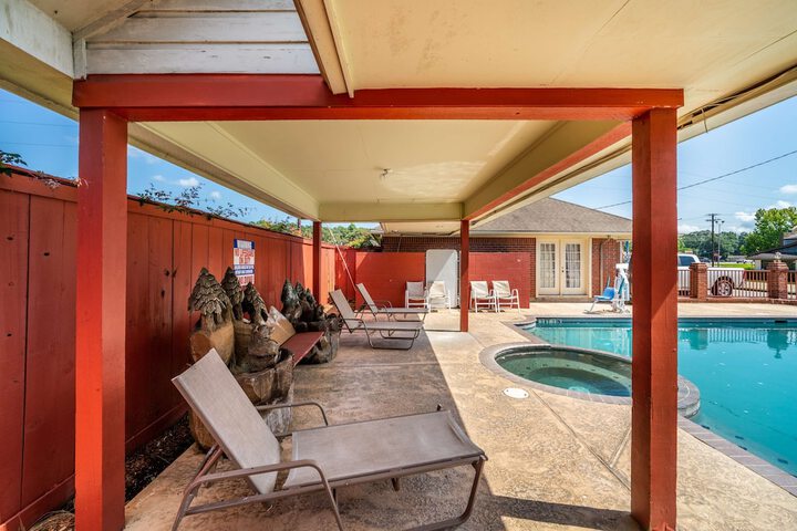 Hotel Pool