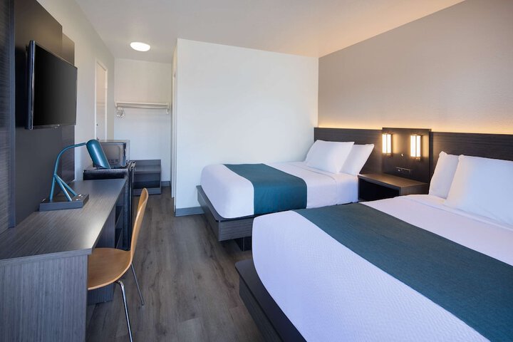 Deluxe Room 2 Double Beds Refrigerator, Microwave (7 of 9)