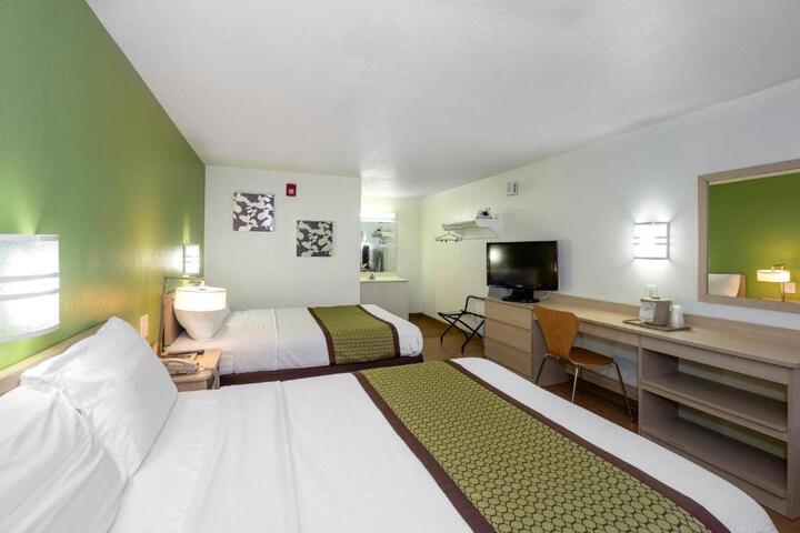 2 Queen Beds (1 of 10)