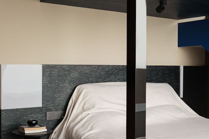 Room 18 of 158
