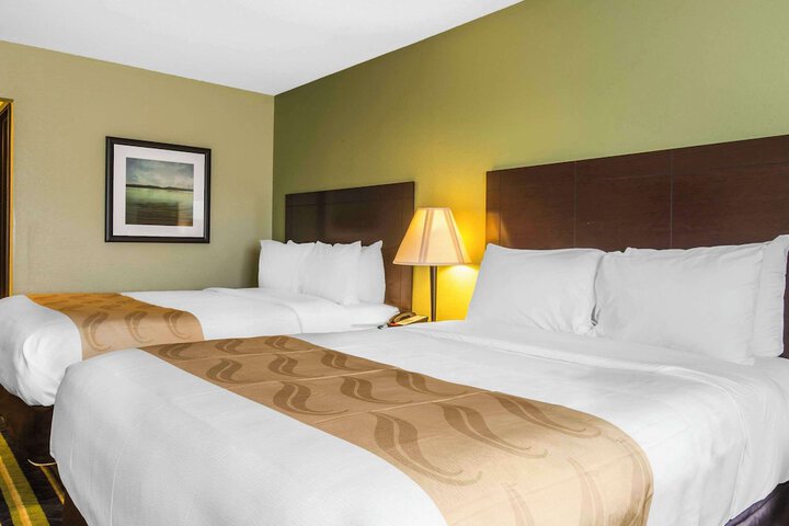 1 Queen Bed (4 of 10)