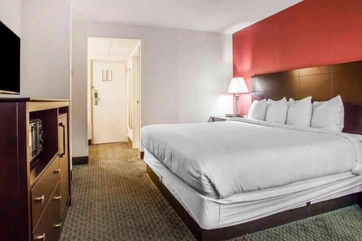 1 King Bed Accessible (6 of 33)