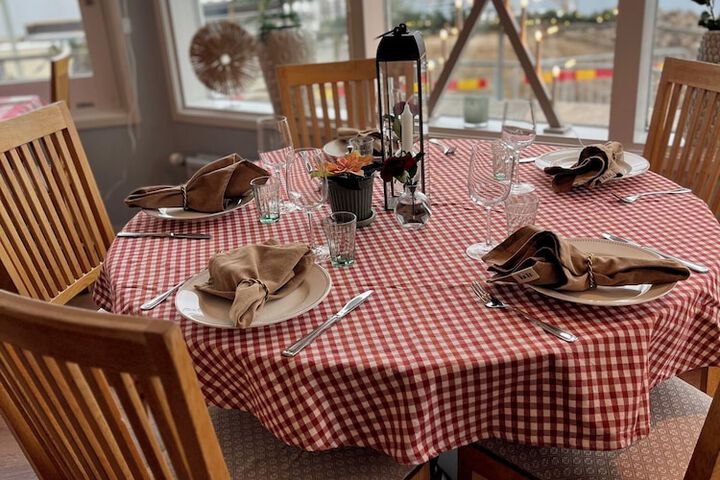Dining 36 of 52