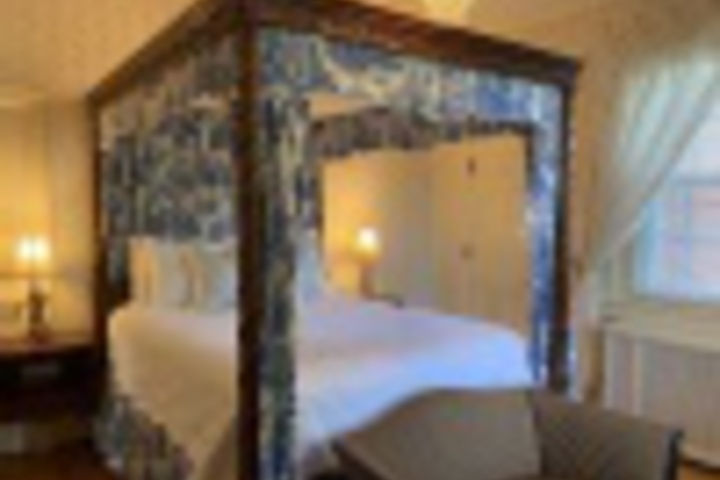 Room 52 of 384