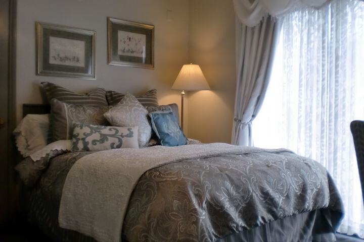 Deluxe Queen Bed (3 of 49)