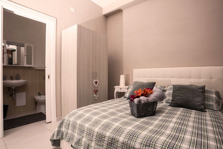Room 4 of 33