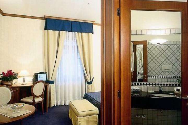 Room 7 of 18
