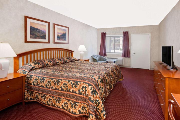 1 King Bed Deluxe Room (6 of 11)