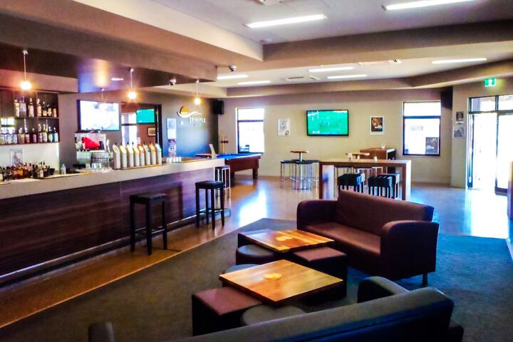 Lounge 23 of 33