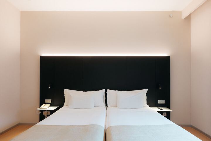 Room 33 of 74