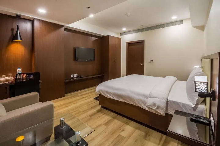 Room 7 of 16
