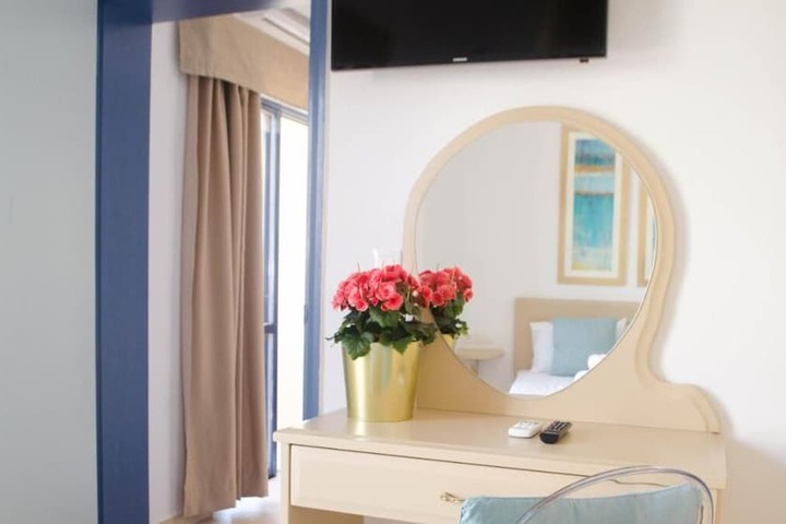 Room 7 of 16