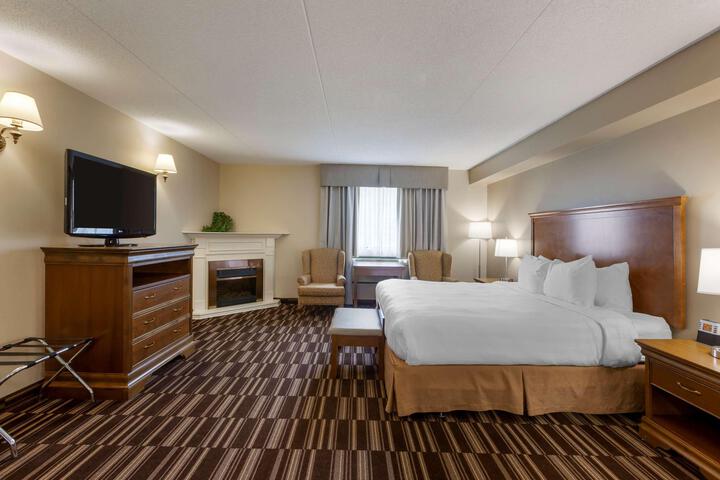 1 King Bed Sofa Bed Microwave and Refrigerator WiFi (2 of 16)