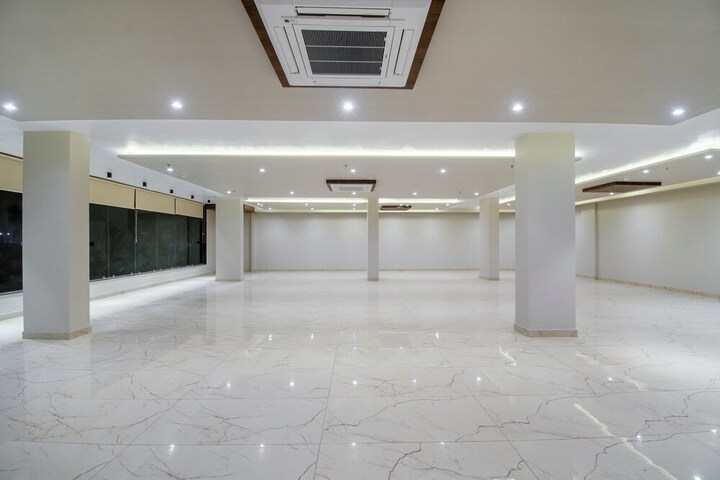 Ballroom/Hall 12 of 19