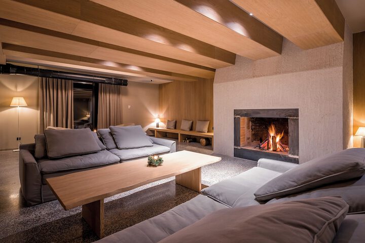 Lounge 27 of 36