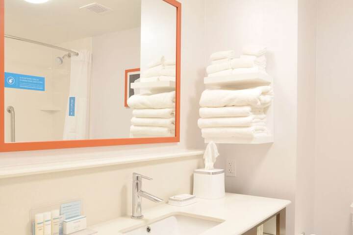 2 Queen Beds Mobility Accessible with Tub (13 of 16)
