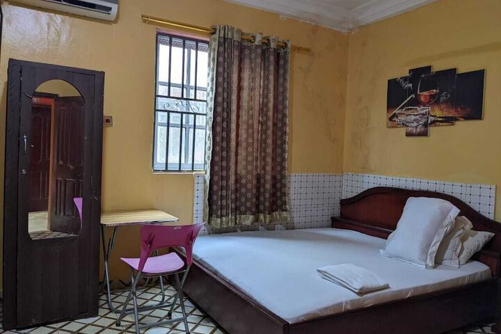 Room 5 of 12