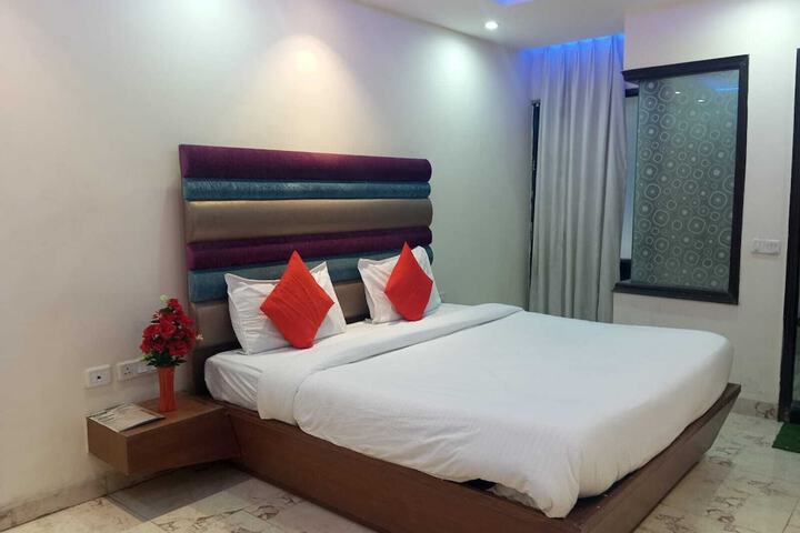 Room 6 of 9