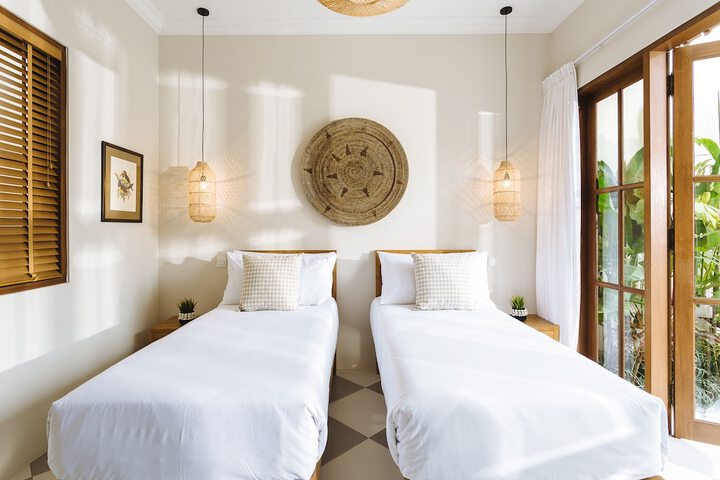 Room 2 of 16