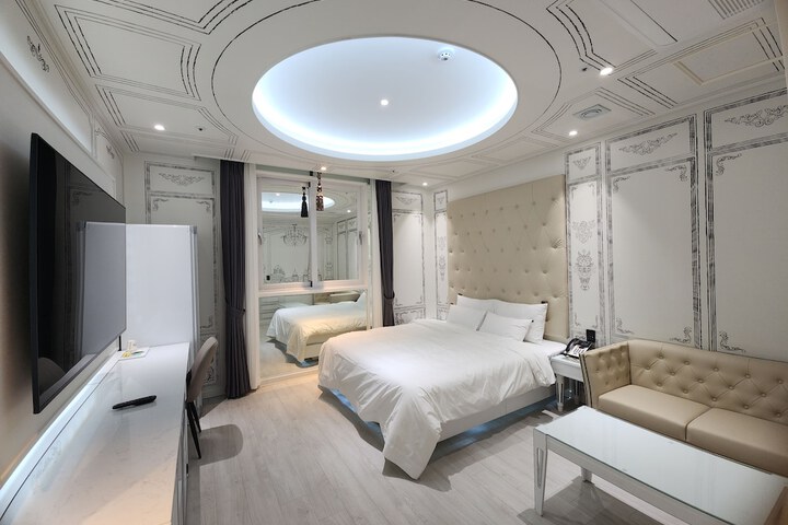 Room 10 of 13