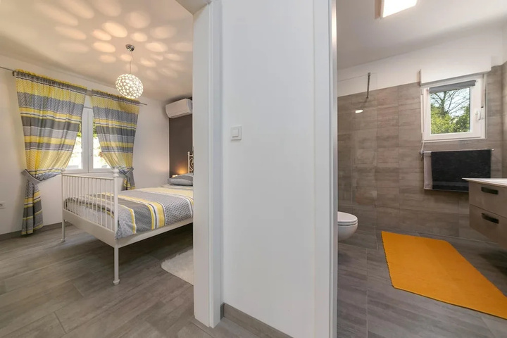 Room 4 of 19